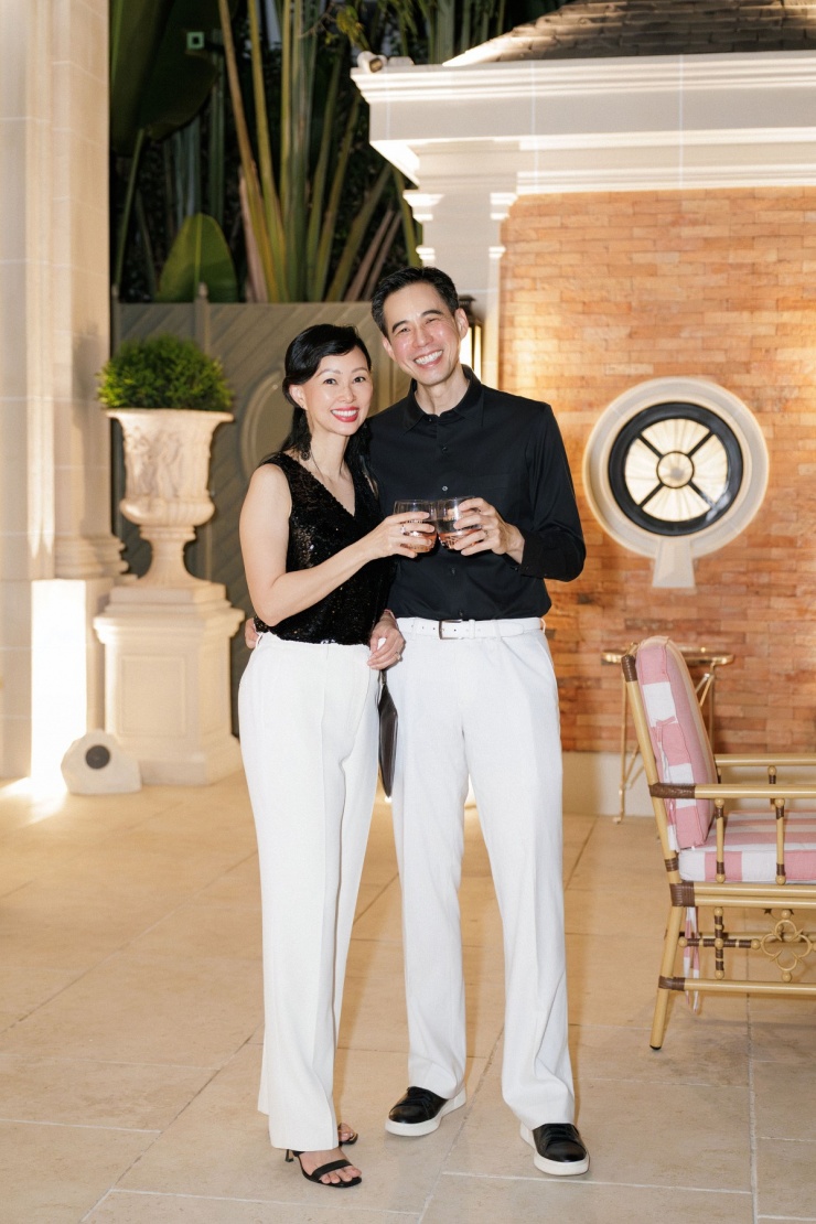 Doanh nhân Thái Vân Linh (thường gọi Shark Linh) và ông xã kết hợp trang phục đen - trắng đồng điệu.