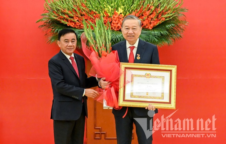 Thường trực Ban Bí thư Trần Cẩm Tú trao Huy hiệu Đảng và tặng hoa chúc mừng Tổng Bí thư Tô Lâm