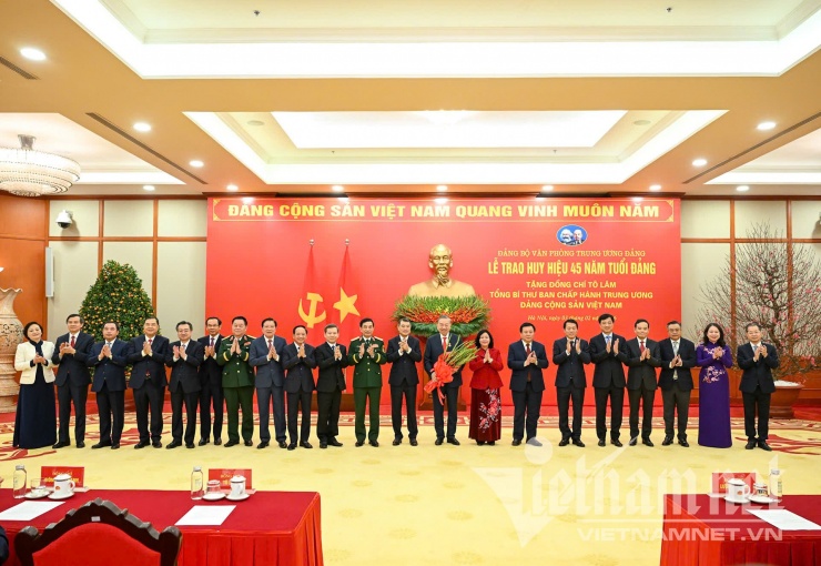 Các ủy viên Bộ Chính trị, ủy viên Ban Bí thư khóa 13, 14 chúc mừng Tổng Bí thư Tô Lâm