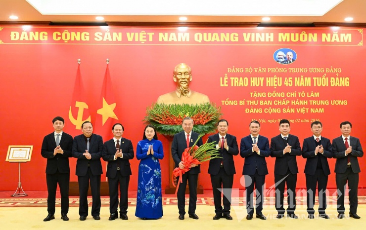 Lãnh đạo Văn phòng và thường trực Đảng ủy Văn phòng Trung ương Đảng chúc mừng Tổng Bí thư Tô Lâm