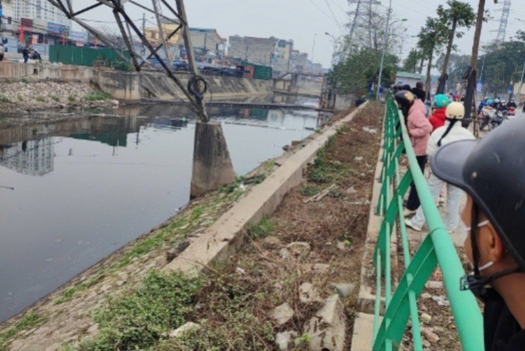 Hà Nội: Phát hiện thi thể người nổi trên sông Tô Lịch