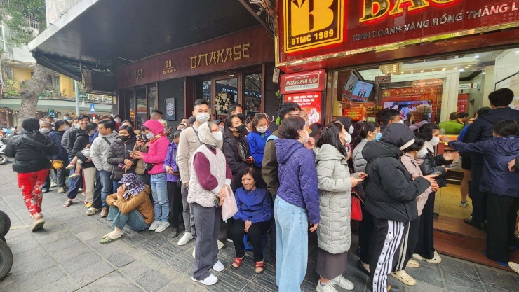 Giá vàng liên tục biến động mạnh càng khiến nhu cầu mua vàng tăng cao. Ảnh: Thái Nguyễn