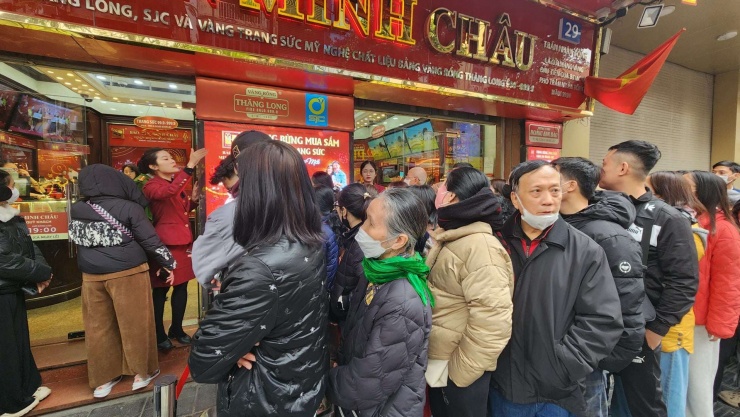 Nhiều người dân cao tuổi đến xếp hàng từ 6 giờ sáng chờ hơn 3 tiếng ngoài trời vẫn chưa đến lượt vào cửa hàng mua vàng. Ảnh: Thái Nguyễn