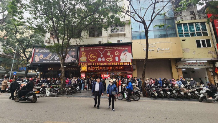 Hàng dài xếp hàng ngày càng nối dài khiến nhân viên cửa hàng phải dừng nhận khách lúc 9 giờ 15 phút, dù cửa hàng mới mở cửa giao dịch từ 9 giờ. Ảnh: Thái Nguyễn