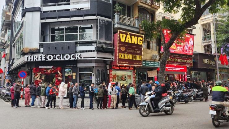 Khách mua vàng xếp hàng dài tràn xuống cả lòng đường để chờ đợi. Ảnh: Thái Nguyễn