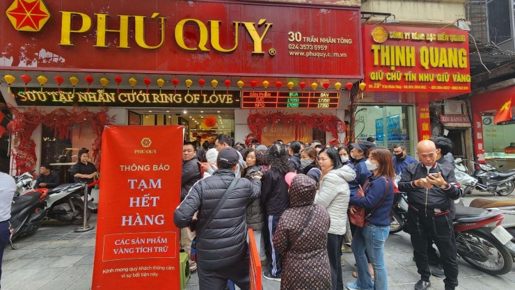 Cửa hàng vàng Phú Quý thông báo hết hàng dù chưa đến giờ mở bán. Ảnh: Thái Nguyễn
