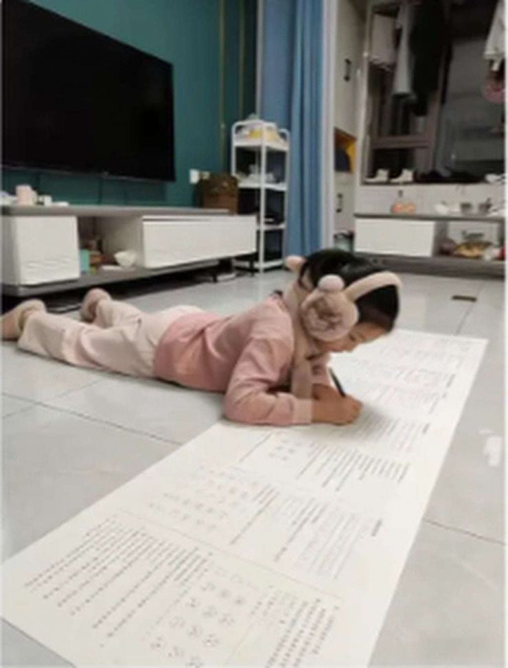 Bài tập dài gần 1m được phụ huynh in cho con học tại nhà. Ảnh: QQ.com