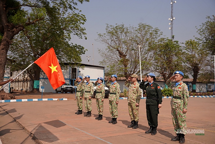 Tổ công tác MINUSCA làm lễ chào cờ hướng về ngày lễ lớn của quê hương. Ảnh: Thu Hà