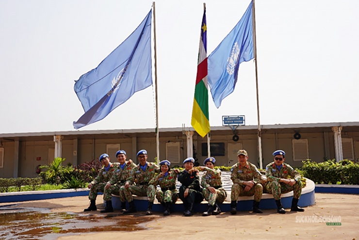 Thành viên tổ công tác đón cái Tết xa nhà giản dị trong sân phái bộ MINUSCA. Ảnh: Thu Hà