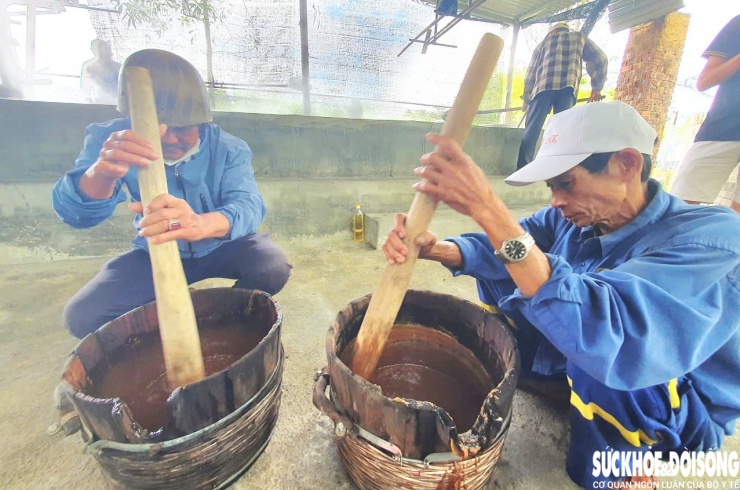 Tiếp đó, nước đường được đổ vào thùng gỗ, dùng chày đánh liên tục để đường đều, dẻo và đạt độ kết tinh mong muốn.