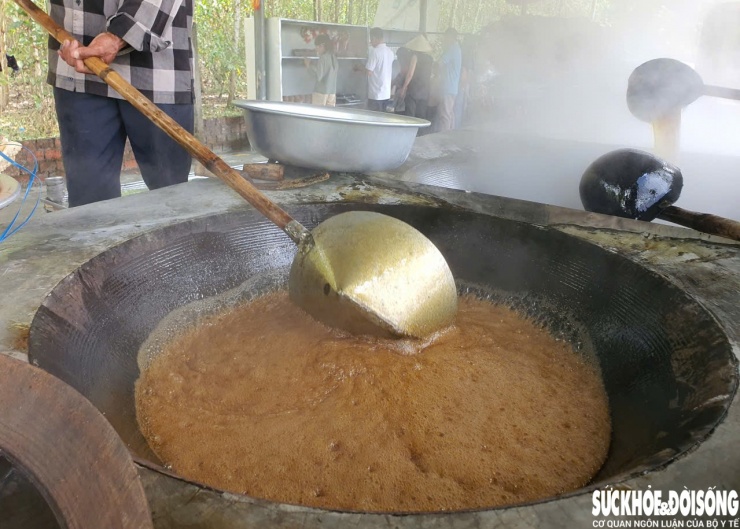 Nước mía sôi liu riu khoảng một giờ sẽ dần cô đặc thành đường non sánh quánh.