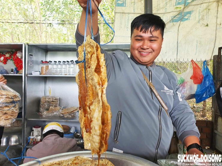 Bên cạnh đó, bánh tráng nhúng đường cũng khiến nhiều du khách thích thú. Bánh tráng có sẵn tại lò, khi chảo đường sôi, người thợ nhanh tay nhúng bánh, vớt ra để nguội là có thể thưởng thức ngay.