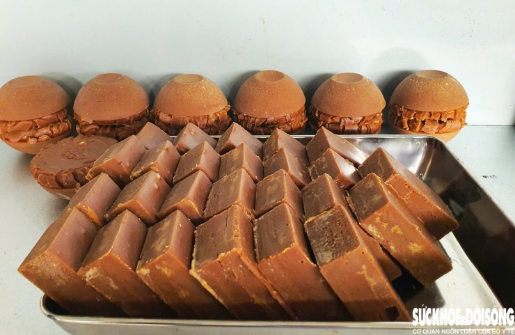 Từ công đoạn này, người thợ có thể tạo ra nhiều sản phẩm khác nhau. Phổ biến nhất là đường bát, được đổ trực tiếp vào bát hoặc đường thẻ, những mặt hàng quen thuộc, được nhiều bà nội trợ ưa chuộng mỗi dịp Tết đến.