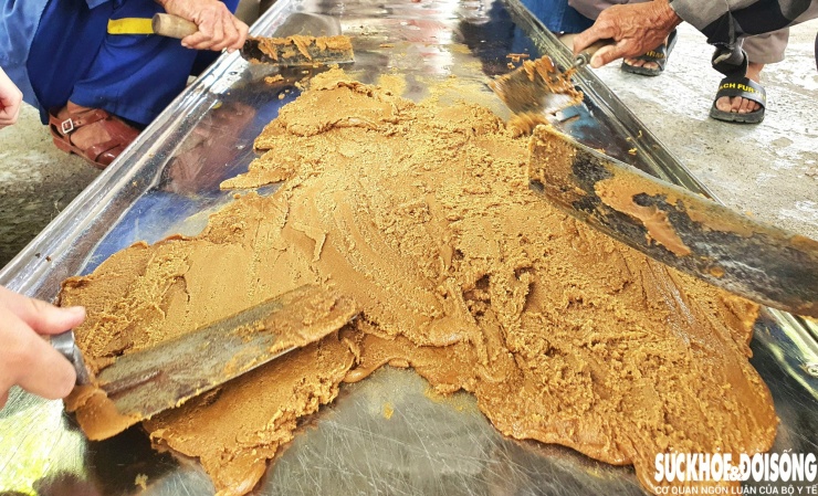 Ngoài ra, còn có đường cát thủ công. Đường sau khi nấu chín được đổ vào thùng gỗ, đảo liên tục cho nguội, rồi cho vào máng chà xát khoảng 10 phút để kết tinh thành hạt đường mịn, giữ trọn vị ngọt tự nhiên của mía.