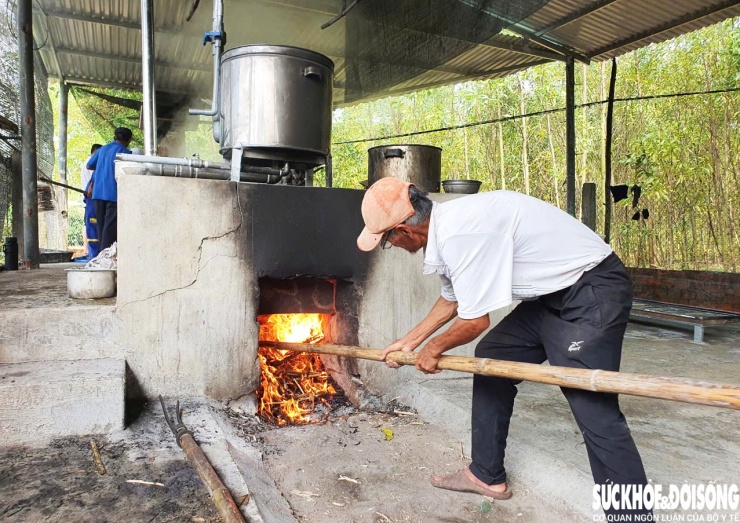 “Nhân dịp về quê, tôi đưa cả gia đình ghé lò xem lại nghề xưa, mua ít đường về dùng và để các con trải nghiệm nét truyền thống của quê hương”, chị Quyên bộc bạch.