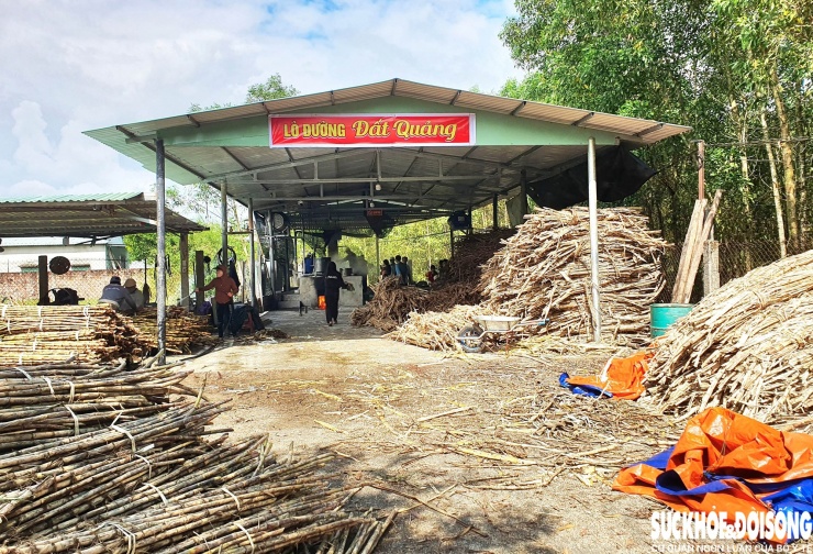 Chị Đoàn Thị Quyên chia sẻ, thuở nhỏ chị từng quen thuộc với hình ảnh những nồi đường đỏ lửa trong làng. Thế nhưng, sau khi rời quê ra thành phố học tập, làm việc rồi lập gia đình, hàng chục năm qua chị không còn được thấy cảnh nấu đường thủ công.