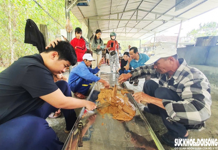 Theo Phòng Văn hóa – Xã hội xã Quế Sơn Trung, lò đường Đất Quảng không chỉ góp phần tiêu thụ mía cho nông dân, tạo sinh kế cho lao động địa phương mà còn dần trở thành điểm tham quan hấp dẫn với người con xa quê và du khách. Đây được xem là cách gìn giữ trọn vẹn hương vị xưa của quê hương, đồng thời mở ra hướng phát triển kinh tế gắn với bảo tồn và phát huy nghề truyền thống.