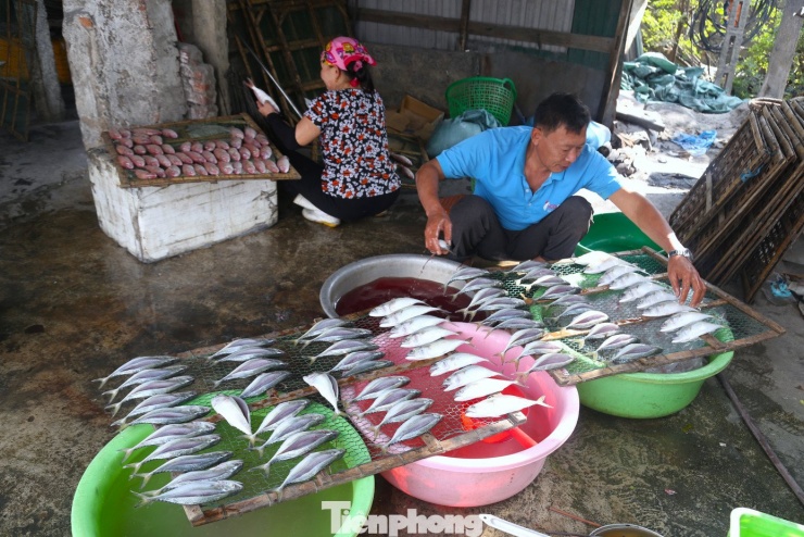 Nướng cá không ngơi tay bên bếp than rực lửa giáp Tết - 3