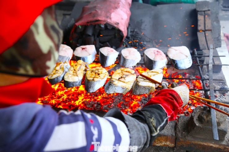 Nướng cá không ngơi tay bên bếp than rực lửa giáp Tết - 8