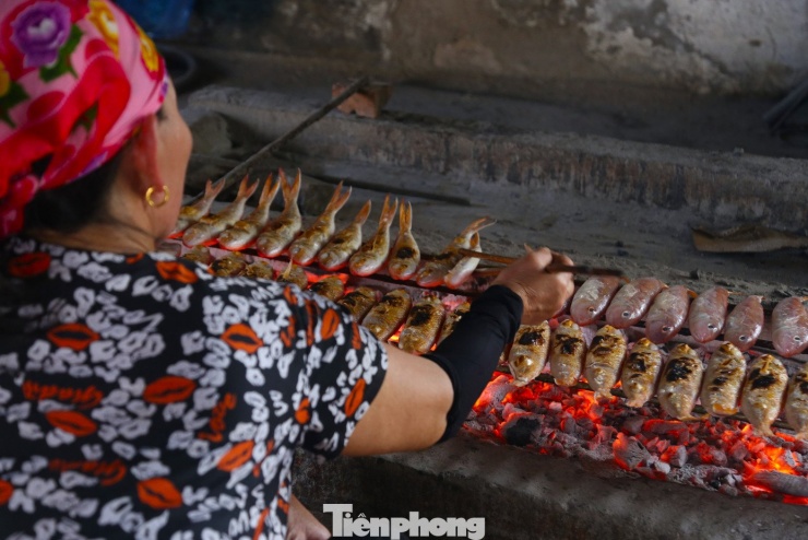 Bà Nguyễn Thị Luyến (58 tuổi, vợ ông Hòa) là người có hơn 30 năm kinh nghiệm nướng cá. Đôi tay thoăn thoắt lật cá, mắt luôn dõi theo độ lửa, bà Luyến chia sẻ: “Nướng cá quan trọng nhất là giữ nhiệt. Vỉ cách than chừng 10 - 15 cm, gần quá cá cháy, xa quá cá lâu chín. Mỗi mẻ chỉ khoảng 5 - 10 phút, nhưng phải luôn tay, luôn mắt”.