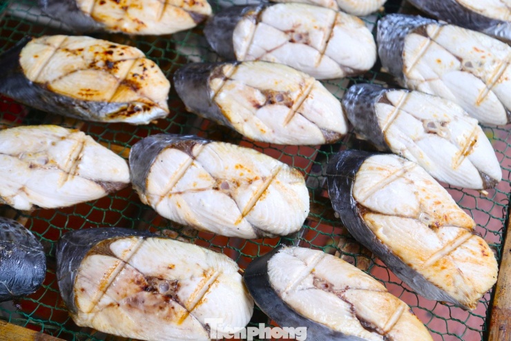 Trong các loại hải sản, cá thu được xem là đặc sản chủ lực. Cá thu được đánh bắt từ những ngư trường xa như Hoàng Sa, Trường Sa, Vịnh Bắc Bộ,… Nhờ nhu cầu tăng mạnh dịp Tết, cá thu nướng cũng có giá nhỉnh hơn ngày thường. Cá loại 1 hiện dao động từ 250.000 - 300.000 đồng/kg, loại nhỏ hơn từ 180.000 - 200.000 đồng/kg. Không chỉ là món ăn quen thuộc trong mâm cỗ Tết, cá thu nướng còn là món quà biếu được nhiều người lựa chọn bởi hương vị đặc trưng và sự tiện lợi.