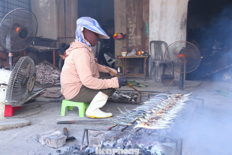 Theo chị Nguyễn Thị Dung (42 tuổi, trú khối Thành Công), nghề nướng cá đòi hỏi sự tỉ mỉ và tập trung cao độ. “Than cháy quá cá dễ khét, than yếu thì màu không đẹp. Chỉ lơ là chút là hỏng cả mẻ”, chị nói, mồ hôi thấm ướt lưng áo trong hơi nóng hầm hập.