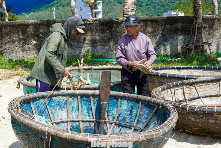 Những ngày cận Tết, khi mùa tôm hùm giống chính thức vào vụ, nhiều ngư dân làng chài Đà Nẵng tất bật với những chuyến ra khơi ngắn ngày săn “lộc biển” để trang trải chi tiêu và chuẩn bị cho cái Tết đang đến gần. Ảnh: Duy Quốc.