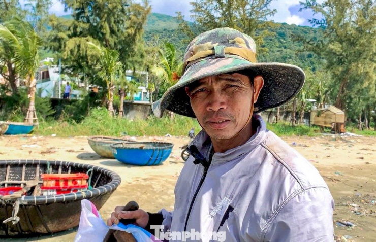 Ông Đào Văn Hải (trú ở phường Sơn Trà) cho biết nghề này mang lại nguồn thu khá trong khi chi phí đầu tư không lớn. “Ai bắt được ít thì cũng có vài trăm nghìn đồng, trúng đậm có ngày kiếm được vài triệu. Mỗi khi mùa tôm đến, bà con lại phấn khởi ra khơi, tranh thủ kiếm thêm thu nhập để lo chi tiêu, mua sắm Tết”, ông Hải nói.