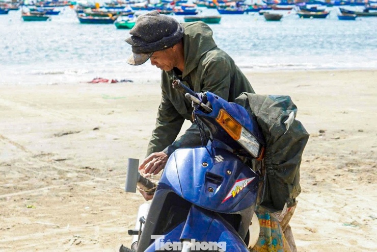 Nhờ đầu ra thuận lợi, nhiều ngư dân ven biển Đà Nẵng có thể bỏ túi tiền triệu mỗi ngày trong những ngày cận Tết. Với bà con làng chài, mùa tôm hùm giống vẫn là khoảng thời gian được mong đợi nhất trong năm, khi mồ hôi và công sức được biển khơi đền đáp bằng một cái Tết ấm no, đủ đầy hơn.