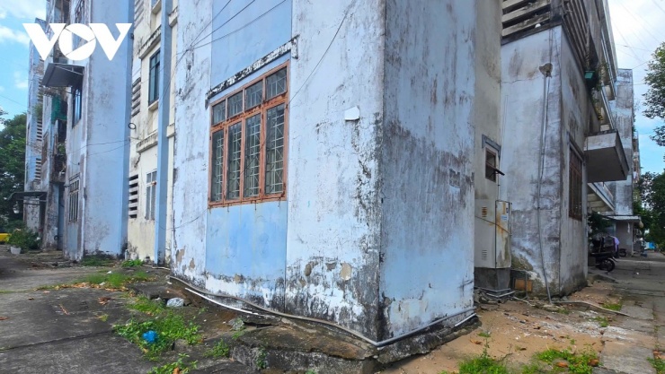 Khu chung cư 91B có 9 block với khoảng 450 căn hộ được đưa vào sử dụng từ năm 2005 với diện tích hơn 2,6ha. Hiện, khu chung cư này đã xuống cấp trầm trọng từ móng nhà cho đến tầng thượng.