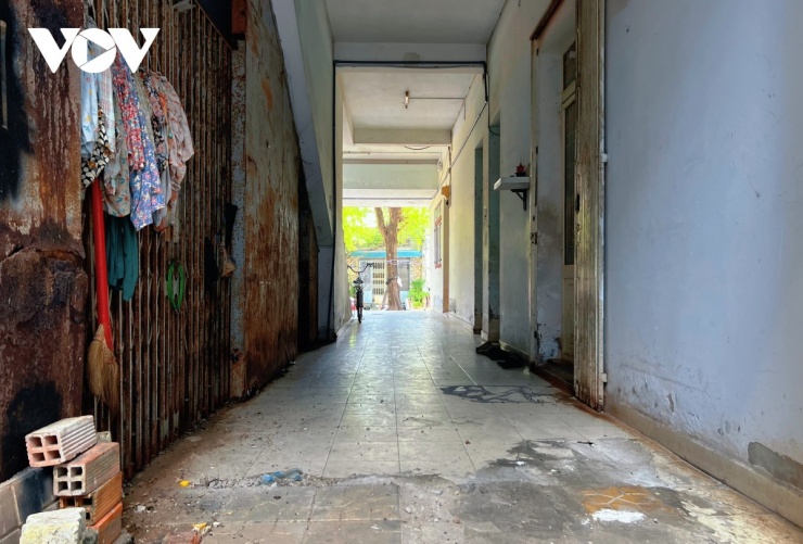 Nước thải sinh hoạt thường xuyên ứ đọng, gây ô nhiễm môi trường nghiêm trọng xung quanh khu dân cư.