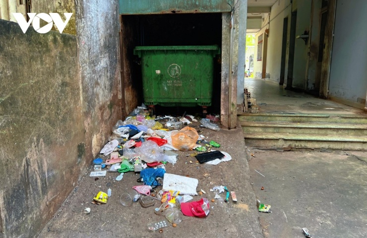 Bãi rác công cộng, mùi hôi thối nồng nặc vào mùa nắng, mùa mưa nước thải từ rác làm ô nhiêm môi trường. Khu dân cư 91B không đảm bảo vệ sinh môi trường từ năm 2012, không quét dọn thường xuyên, nhưng lại tổ chức thu phí của người dân 30.000 đồng/tháng, kể từ tháng 01/2026.