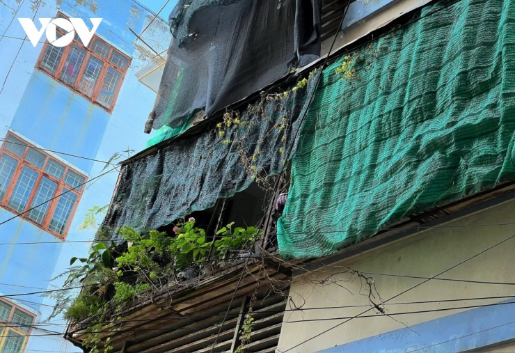 Lan can các toà nhà hoan rỉ sắt, mục nát, dù người dân có gia cố nhưng không đáng kể vì nó là hạng mục cần được bảo dưỡng thường xuyên đến từ đơn vị quản lý.