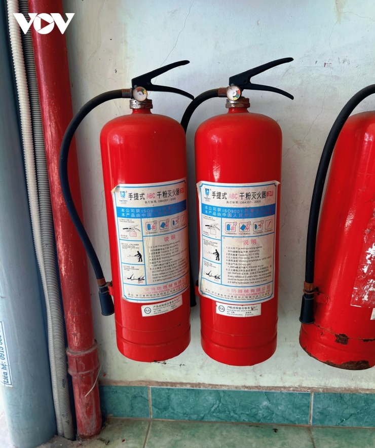 PCCC kiếp nạn đáng sợ, ghi nhận hình ảnh những bình chữa cháy từ cũ đến mới đều có vấn đề. Bình cũ sản xuất từ năm 2015, theo quy định bình chữa cháy thông thường có hạn sử dụng khoảng 5 năm kể từ ngày sản xuất, sau thời gian này cần thay mới hoặc kiểm tra toàn diện.