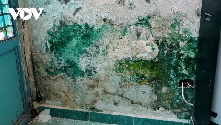 Các toà nhà đều chịu chung cảnh thất thoát nước từ ống ngầm vỡ, tiền này theo quản lý (được thuê từ đơn vị chức năng) một số khu nhà sẽ chia cho hộ dân dựa trên chỉ số Nhà máy nước đưa về mỗi tháng. (Giá nước từng lên đến khoảng 15.000 đồng/khối)