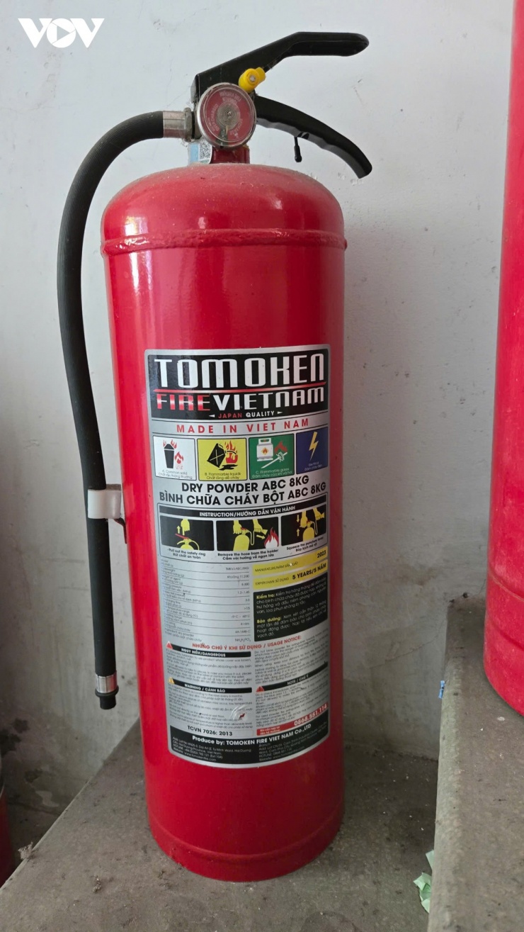 Bình chữa cháy mới trang bị đang dán tem nhãn Tomoken - thương hiệu bị cáo buộc đã tiêu thụ hơn 1,6 triệu bình giả. Người dân đặt câu hỏi “giả hay thật?” và lo sợ nếu bình giả sẽ không thể chữa cháy được, hậu quả khôn lường.