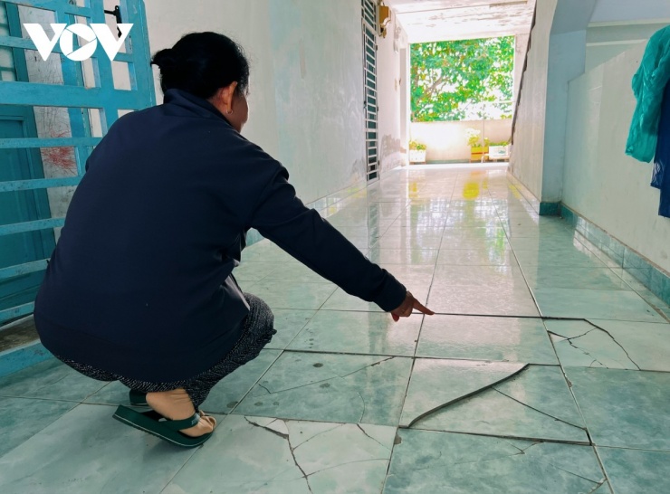 Vậy mà hơn 20 năm người dân tự xoay sở tân trang do không chịu nổi sự trầm ê từ chính quyền. Tiền nhà tăng đều, sửa chữa im đều và cũng không có lời giải thích thoả đáng nào từ đơn vị đứng đầu.