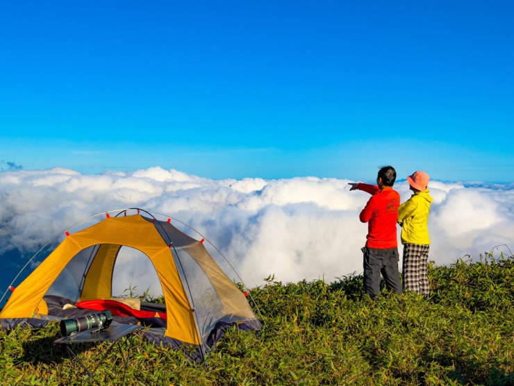 Khoảnh khắc đáng nhớ nhất của hành trình là khi đặt chân lên đỉnh Pa Thiên - Voi Mẹp, ở độ cao 1.707 m. Trước mắt mở ra một không gian rộng lớn đến choáng ngợp: Mây trắng cuộn trào dưới chân, dãy Trường Sơn trùng điệp ẩn hiện trong sương. Đứng giữa mùa Xuân đại ngàn, con người bỗng trở nên nhỏ bé. Mọi mệt mỏi, lo toan dường như tan biến, chỉ còn lại cảm giác an yên hiếm có.