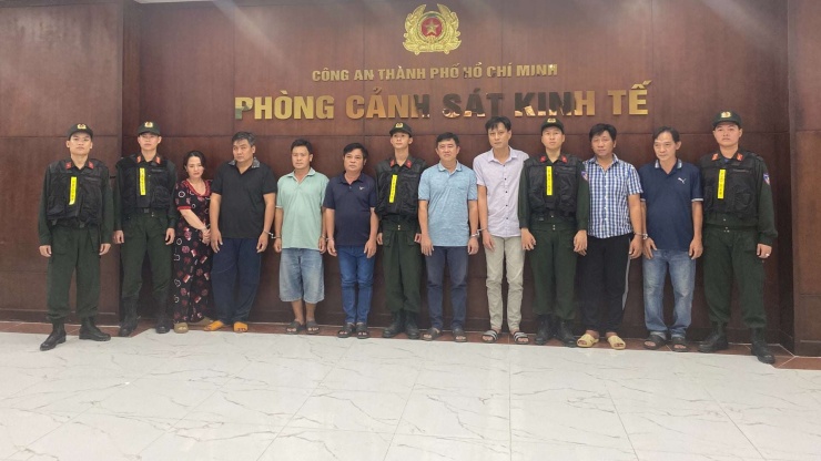 8 đối tượng liên quan đường dây xăng giả ở TP.HCM bị khởi tố. Ảnh: CACC