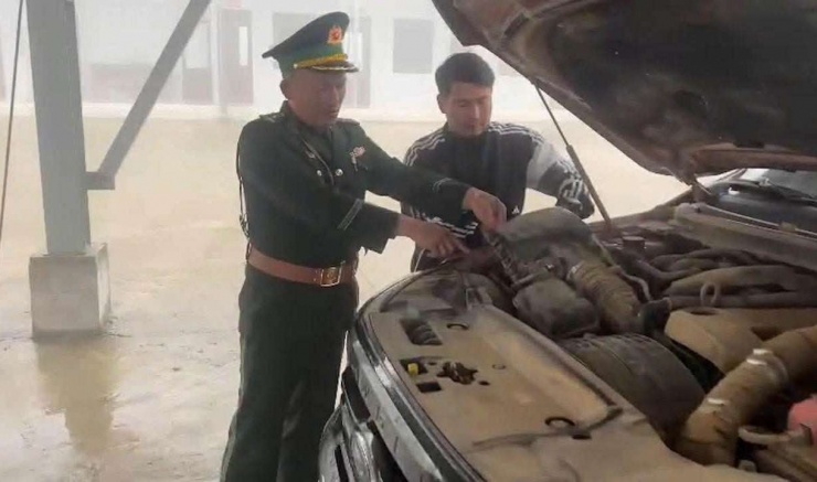 Tài xế Ford Rangger giấu nhiều miếng vàng trong hộp lọc gió để qua biên giới - 1