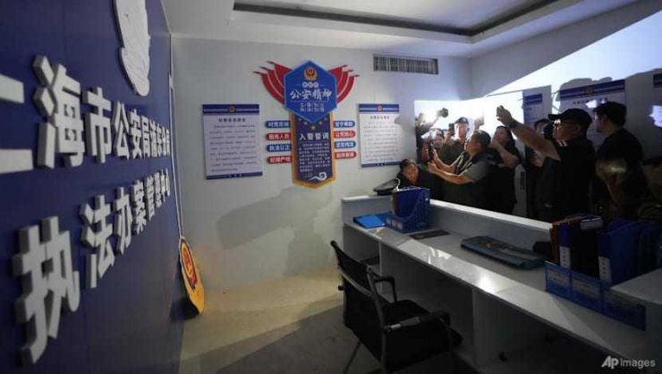 Giới truyền thông Thái Lan xem một căn phòng mô phỏng đồn cảnh sát Trung Quốc tại một trung tâm lừa đảo ở O'Smach - Campuchia. Ảnh: AP