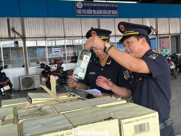 Lực lượng hải quan kiểm tra hàng hóa.