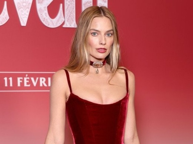 Nữ diễn viên sexy nghẹt thở, đeo trang sức xa xỉ gần 600 tỷ đồng là ai?