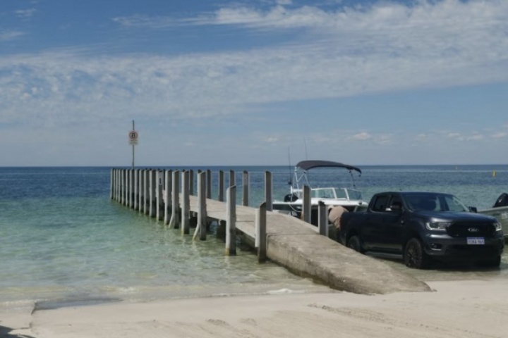 Cả nhà bị cuốn trôi, cậu bé 13 tuổi bơi 4 tiếng trong sóng dữ tìm người cứu