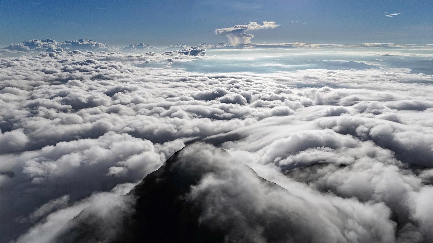 Từ trên đỉnh nhìn xuống, những cánh rừng nguyên sinh trải dài bất tận, thấp thoáng phía xa là dấu hiệu của sự sống mới - những bản làng, những cánh đồng điện gió đang vươn mình trong sương. Đó là bức tranh giao hòa giữa thiên nhiên hoang sơ và nhịp sống con người, vừa yên bình, vừa giàu hy vọng. Giữa thiên nhiên mênh mang ấy, “nóc nhà” Quảng Trị không chỉ như một đỉnh núi cần chinh phục, mà như một không gian để con người tạm dừng, chiêm nghiệm và yêu thêm đại ngàn Trường Sơn.