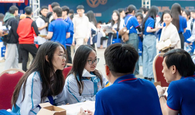 Thí sinh tham dự một ngày hội tư vấn tuyển sinh - hướng nghiệp năm 2026.