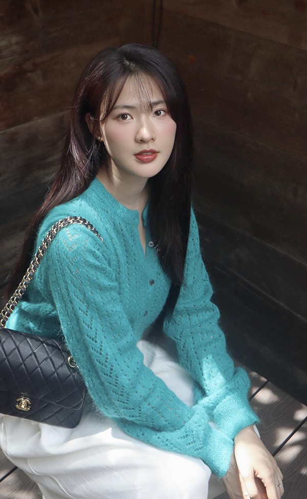 Đến với dự án "Không giới hạn", Minh Trang thay đổi bản thân với hình ảnh một nữ quân nhân kiên định, mạnh mẽ, vai diễn không chỉ đòi hỏi diễn xuất mà còn yêu cầu sự hiểu biết, kỷ luật và tinh thần trách nhiệm cao độ. Đây cũng là một thử thách lớn với nữ diễn viên quê Hải Phòng nhưng cô không ngại mạo hiểm và nỗ lực hoàn thành vai diễn.