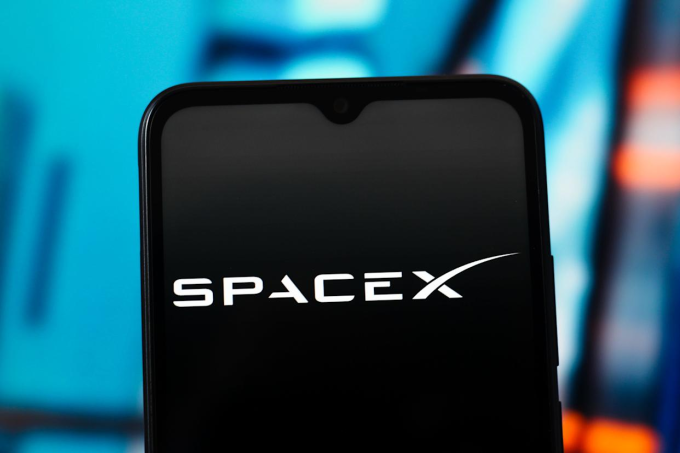 Logo SpaceX hiển thị trên smartphone. Ảnh: Engadget