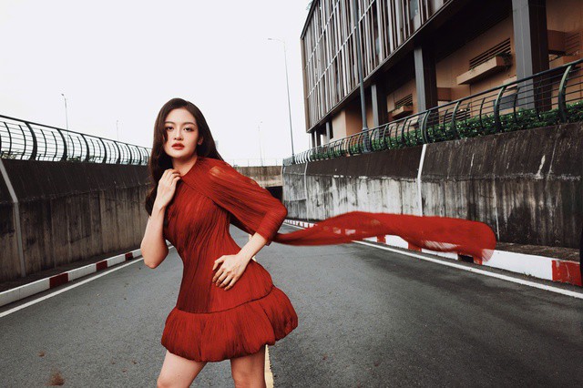 Gia nhập làng giải trí từ năm 14 tuổi với sitcom đình đám Bộ tứ 10A8, đến nay, nữ diễn viên đã có gần 20 năm gắn bó với nghệ thuật. Một hành trình dài, nhiều thử thách nhưng cũng đầy dấu ấn.