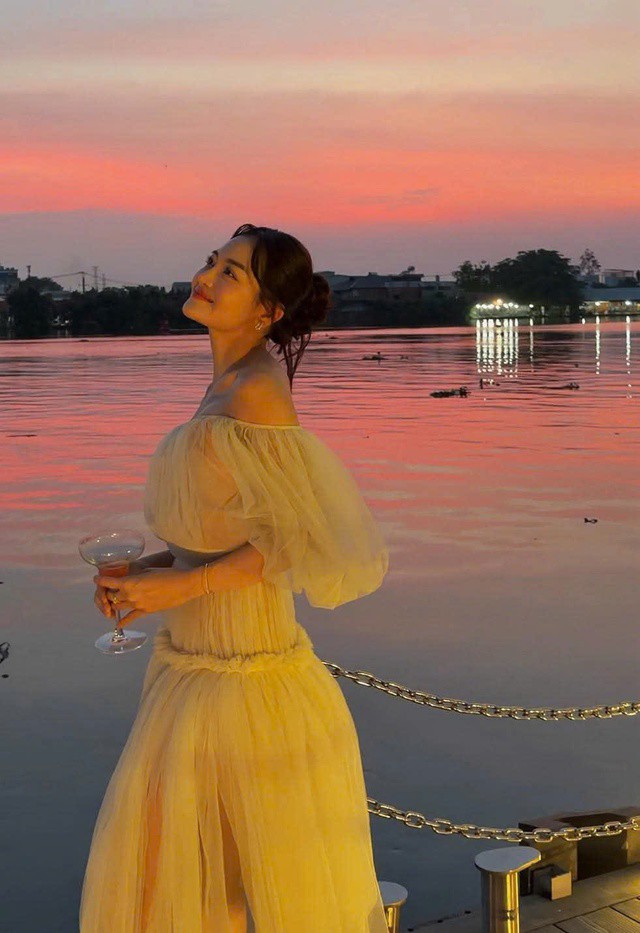 Ở tuổi 31, Thùy Anh mong muốn được thử sức với những vai diễn khó, gai góc, thậm chí “dị” và nặng tâm lý. Với cô, mỗi dự án là một cơ hội để trưởng thành hơn trong nghề.